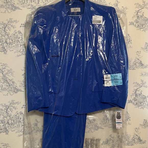 Le Suit, New, Two-Piece Pantsuit - Picture 13 of 14